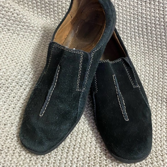 Two Pairs of Naturalizer Loafers, Size 6.5 - Picture 9 of 9